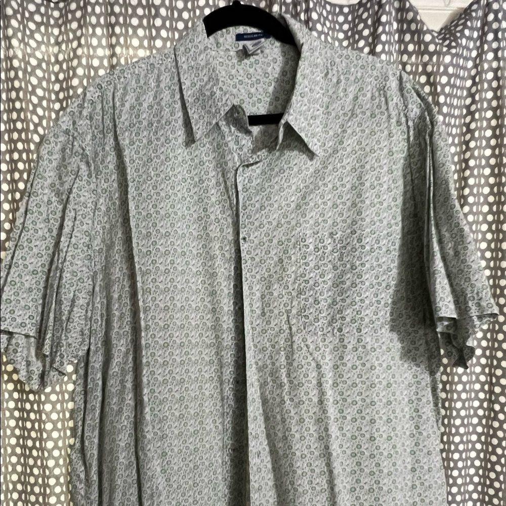 Old Navy Vintage style short sleeve button up. XL. Great pattern